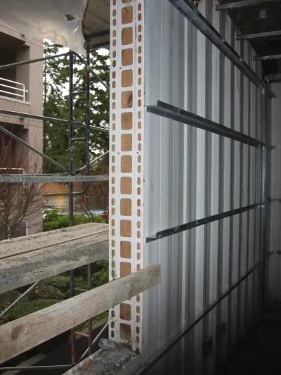 An overview of the advantages of Advantage Formwork, such as faster installation and improved safety.